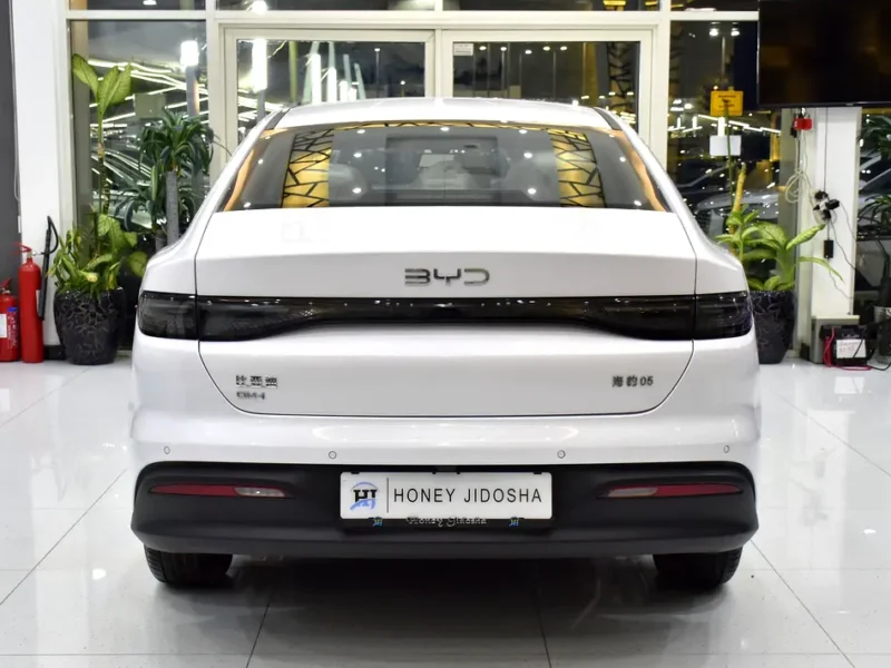 2025 BYD Seal 05 Comfort 4 Cylinders Plug-in Hybrid Engine White Sedan Chinese Specs