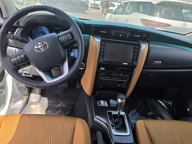 2026 TOYOTA FORTUNER 4.0 Litres V6 PETROL Engine White Tan SUV GCC Specs FULL OPTION