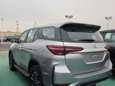 2026 TOYOTA FORTUNER 2.7 Litres 4-Cylinder Petrol Silver Black SUV GCC Specs