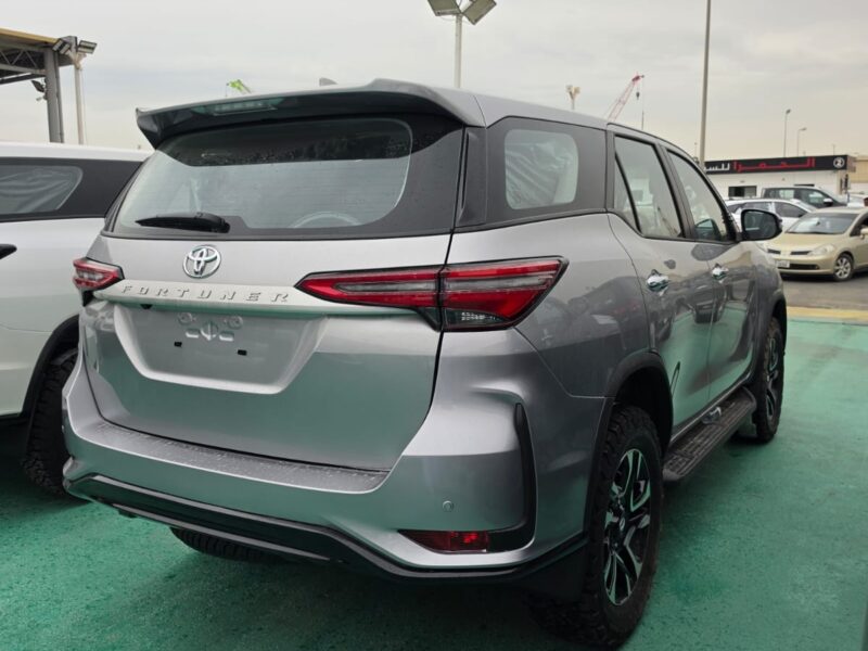 2026 TOYOTA FORTUNER 2.7 Litres 4-Cylinder Petrol Silver Black SUV GCC Specs
