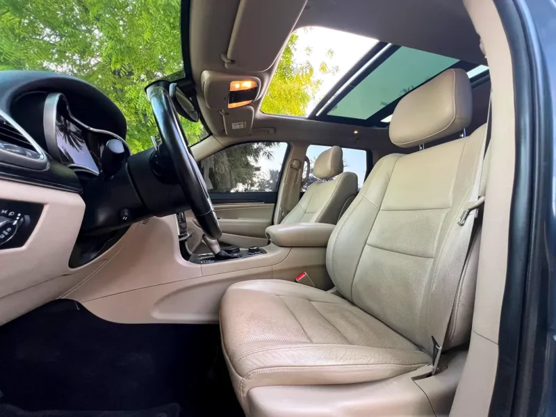 2020 Jeep Cherokee Limited 3.2 Liters V6 Engine Blue Beige SUV GCC Specs Pristine Condition