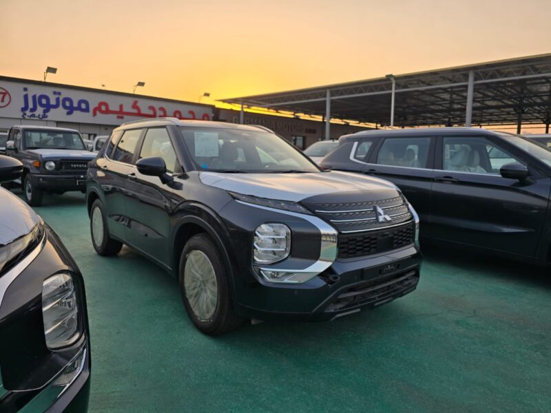 2026 Mitsubishi Outlander M Line 2.5 Litres 4 Cylinders Petrol Engine Black Grey SUV
