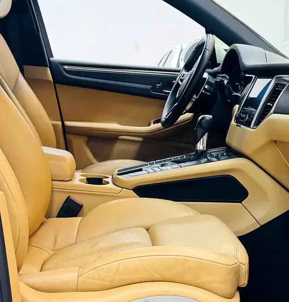 2018 Porsche Macan 2.0L turbocharged 4 Cylinders Petrol Engine White Brown SUV GCC Spec