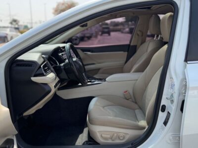 2020 Toyota Camry SE 2.5 Litres 4-cylinder Petrol Engine White Beige Sedan GCC Specs