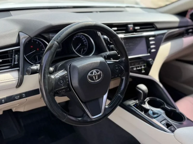 2020 Toyota Camry SE 2.5 Litres 4-cylinder Petrol Engine White Beige Sedan GCC Specs