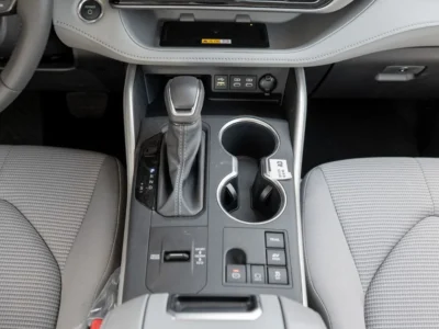 2026 Toyota Highlander GLE 2.5L 4-Cylinder Hybrid Engine White Grey SUV GCC Specs