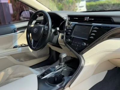 2020 Toyota Camry SE 2.5 Litres 4-cylinder Petrol Engine White Beige Sedan GCC Specs