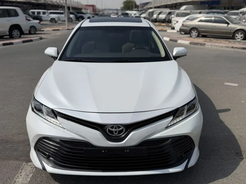 2020 Toyota Camry SE 2.5 Litres 4-cylinder Petrol Engine White Beige Sedan GCC Specs
