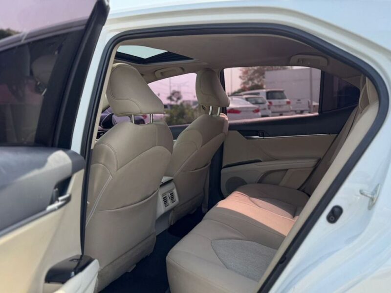 2020 Toyota Camry SE 2.5 Litres 4-cylinder Petrol Engine White Beige Sedan GCC Specs