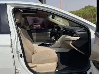 2020 Toyota Camry SE 2.5 Litres 4-cylinder Petrol Engine White Beige Sedan GCC Specs