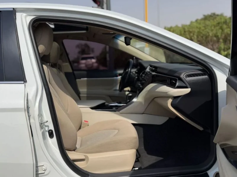 2020 Toyota Camry SE 2.5 Litres 4-cylinder Petrol Engine White Beige Sedan GCC Specs