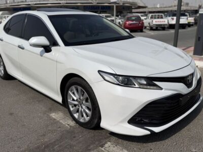 2020 Toyota Camry SE 2.5 Litres 4-cylinder Petrol Engine White Beige Sedan GCC Specs