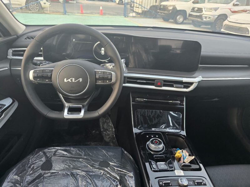 2026 Kia K5 2.5 Litres Naturally Aspirated 4-cylinder Engine White Black Sedan GCC Specs