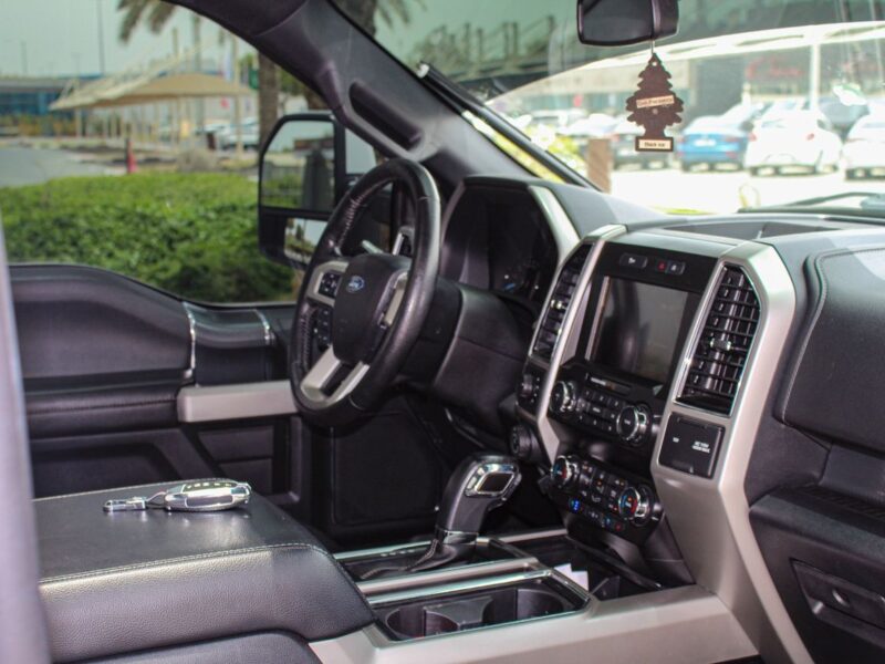 2020 FORD F-150 LARIAT 5.0 Litres 8 Cylinders Petrol Engine White Black Pickup Truck
