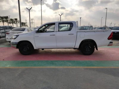 2026 Toyota Hilux SR5 Double Cabin 2.4L Diesel 4 Cylinders Turbo Engine White Black Pickup