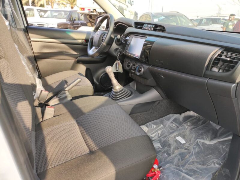 2026 Toyota Hilux SR5 Double Cabin 2.4L Diesel 4 Cylinders Turbo Engine White Black Pickup