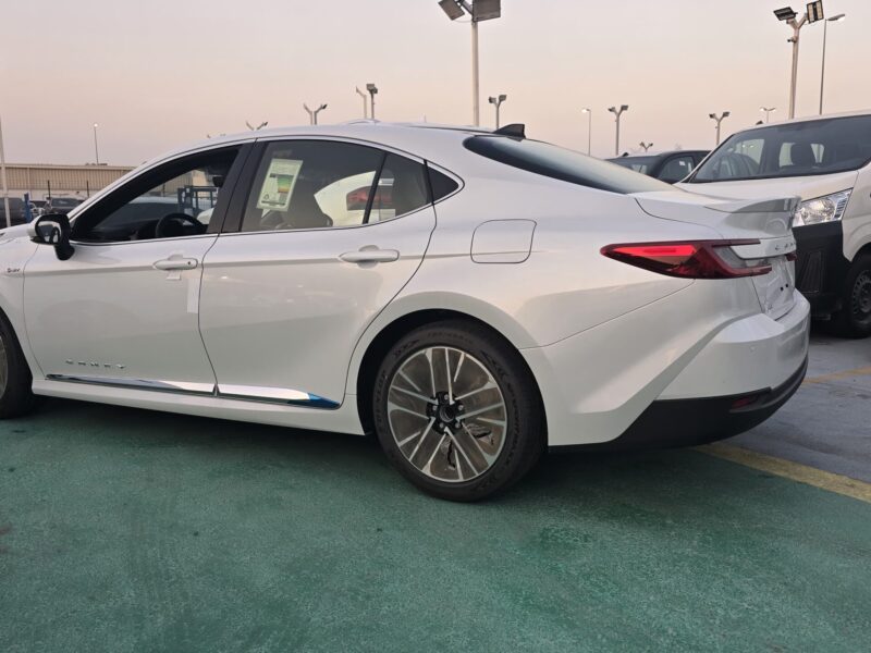 2026 Toyota Camry LE 2.5L Dynamic Force 4 Cylinder Hybrid Petrol White Beige Sedan GCC
