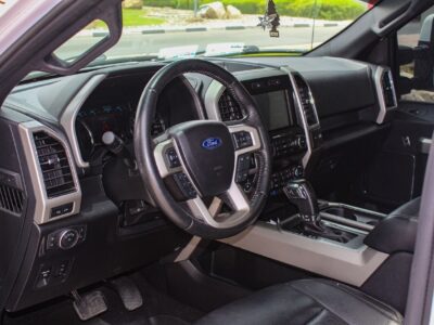 2020 FORD F-150 LARIAT 5.0 Litres 8 Cylinders Petrol Engine White Black Pickup Truck