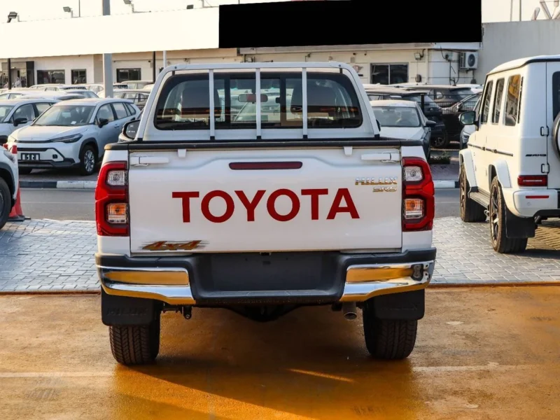 2026 Toyota Hilux DC 2.7 L 4-cylinder Petrol Dual VVT-i Engine White Red Pickup Truck GCC