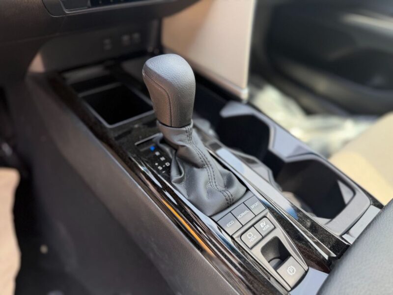 2026 Toyota Camry GLE Hybrid 2.5 Litres 4-cylinder Engine White Beige Sedan GCC Specs Automatic