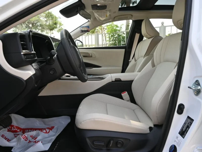 2026 Toyota Crown PLATINUM 2.5L HYBRID 4 Cylinders Engine White Beige Sedan GCC TOP OPTION