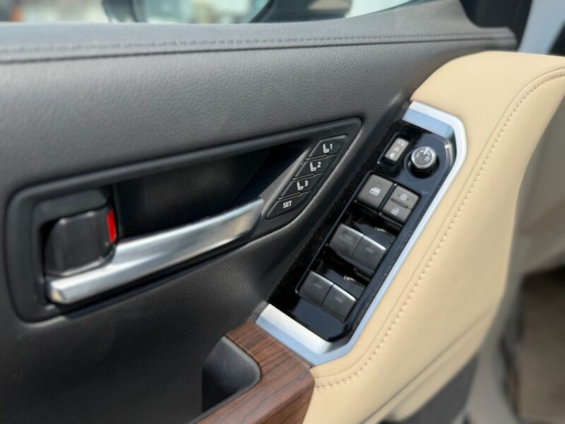 2025 Toyota Land Cruiser VX 3.5 Litres 6 Cylinders HYBRID Engine White Beige SUV GCC Specs