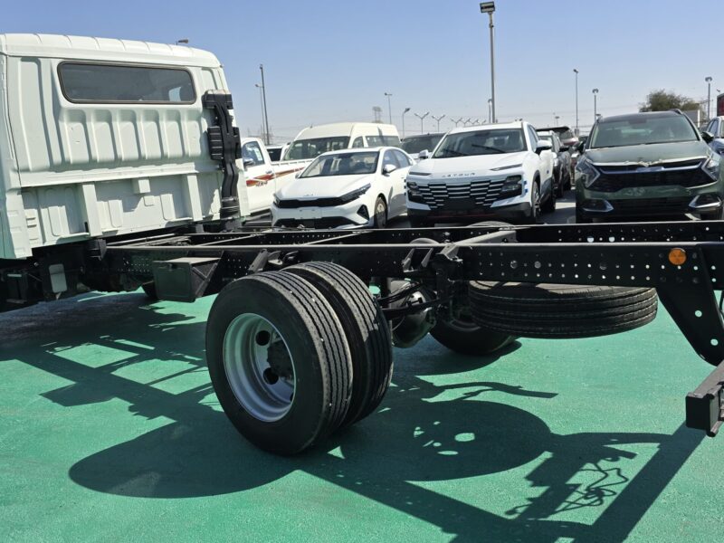 2026 Mitsubishi Fuso Canter Double Cab 3.0 Liter 4-cylinder Turbo Diesel White Black Truck