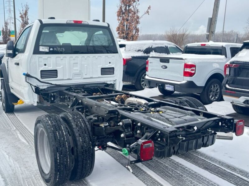 2025 FORD F-550 XL 6.7L 8 Cylinders DIESEL Engine 4X4 White Black Pickup Truck American Specs