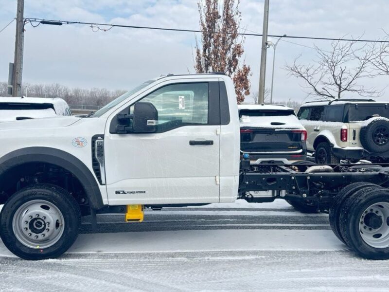 2026 FORD F-550 XL 6.7L 8 Cylinders DIESEL Engine 4X4 White Black Pickup Truck American Specs