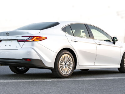 2026 Toyota Camry E-plus 2.5L Inline-4 Hybrid with Atkinson Cycle White Beige Sedan GCC