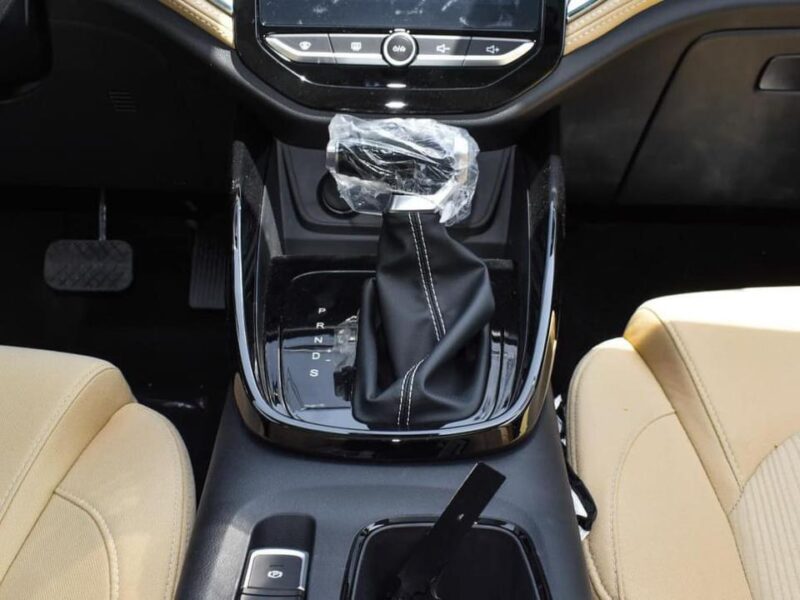 2024 Chevrolet Captiva 1.5-Liter Turbocharged 4-Cylinder Petrol Engine Black Tan SUV GCC