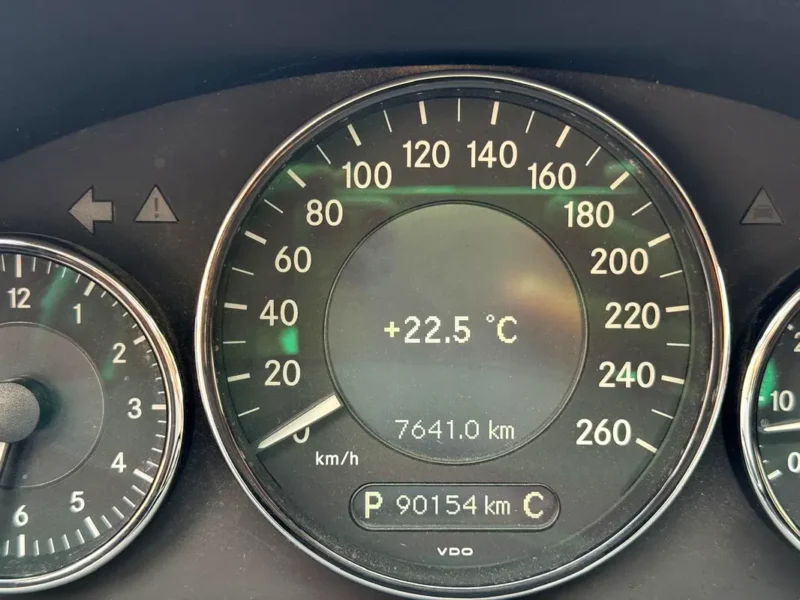 2008 Mercedes-Benz CLS-Class CLS 350 6 Cylinders Petrol Engine Black Red Sedan CLEAN TITLE