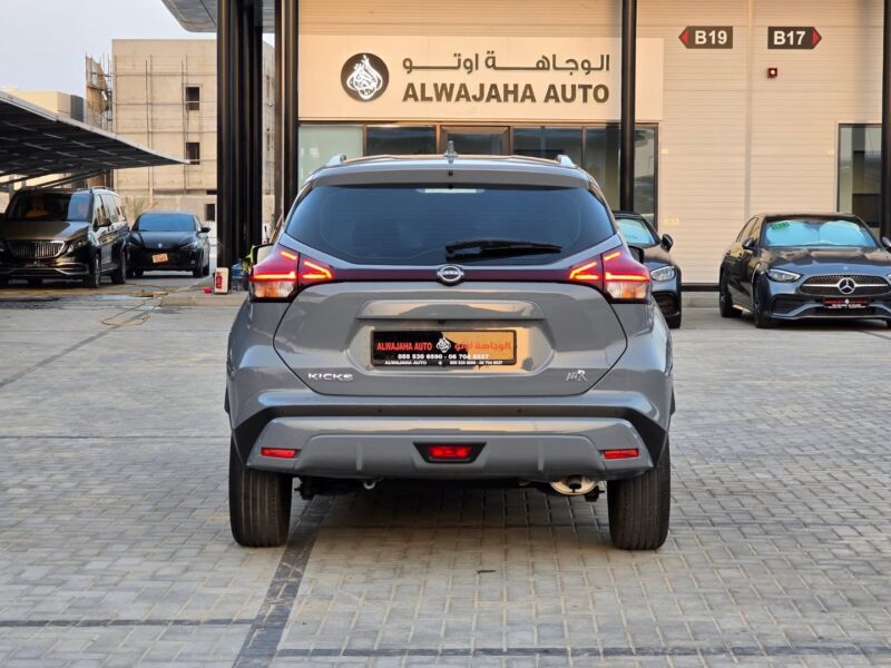 2024 Nissan Kicks 1.6 Litres 4 Cylinders Petrol Engine Grey Black SUV GCC Specs Automatic