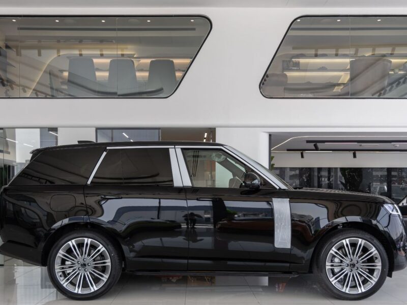 2026 Land Rover Range Rover HSE P530 Vogue Black Edition 4.4 L V8 Hybrid Engine Black Beige SUV GCC
