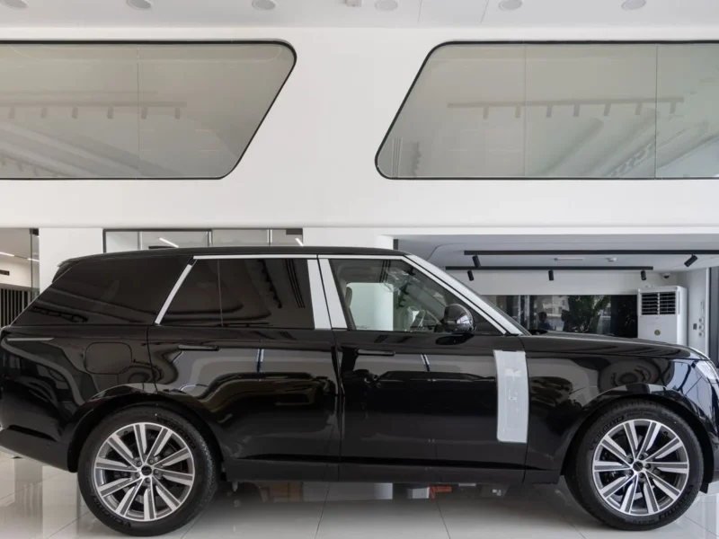 2026 Land Rover Range Rover Vogue SE P360 3.0L Turbocharged V6 Hybrid Engine Black Tan SUV GCC