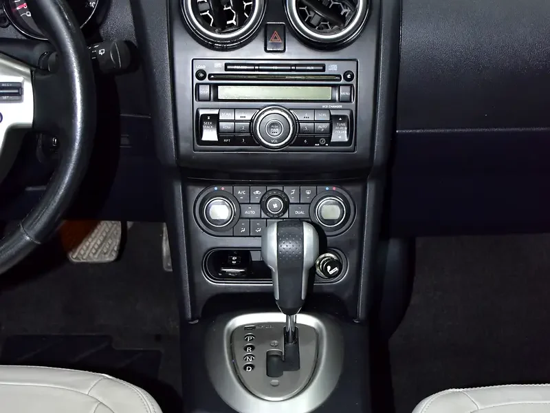 2013 Nissan Qashqai LE 4 Cylinders Petrol Engine Red Beige Crossover GCC Specs Automatic