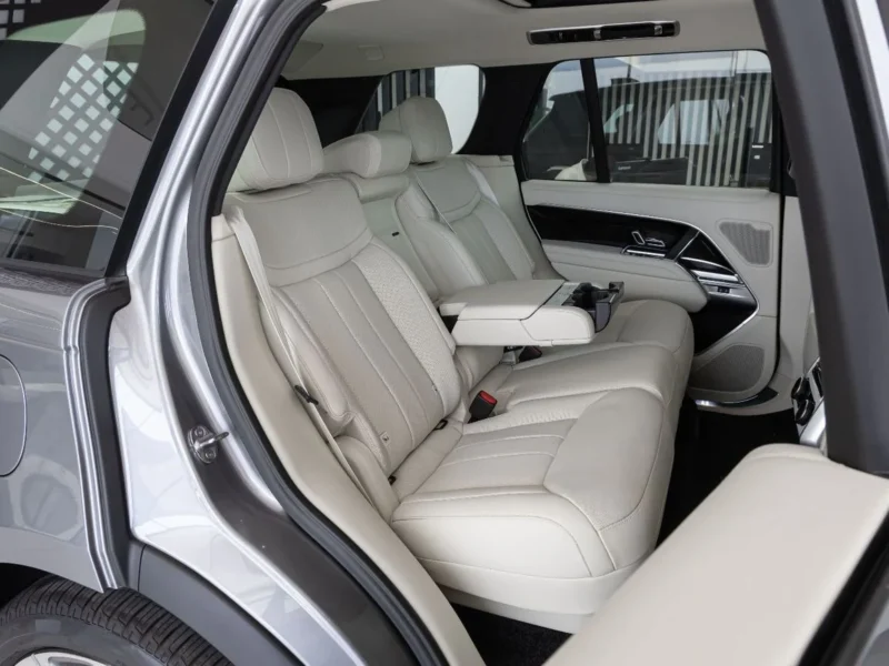 2026 Land Rover Range Rover Vogue HSE P530 Black Edition 4.0L 8 Cylinders Grey White SUV