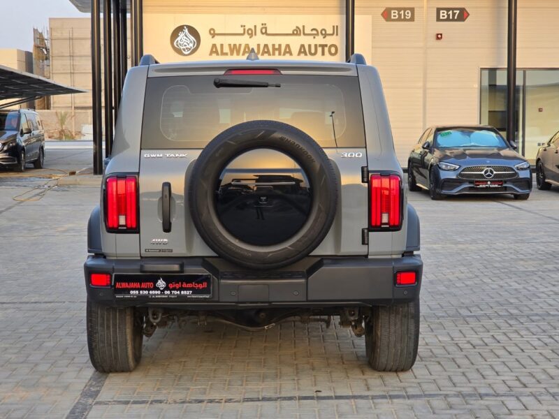 2024 GWM Tank 300 2.0-Liter 4-Cylinder Turbocharged Petrol Engine Grey Black SUV GCC Specs
