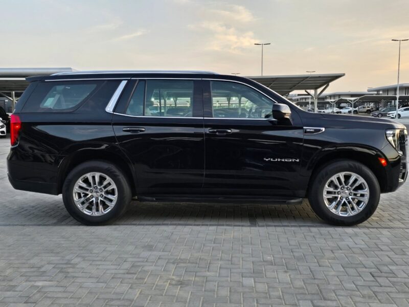 2021 GMC Yukon SLE 5.3-liter V8 Petrol EcoTec3 Engine Black Grey SUV GCC Specs Automatic
