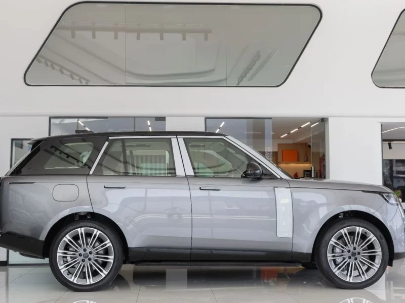 2026 Land Rover Range Rover Vogue HSE P530 Black Edition 4.0L 8 Cylinders Grey White SUV