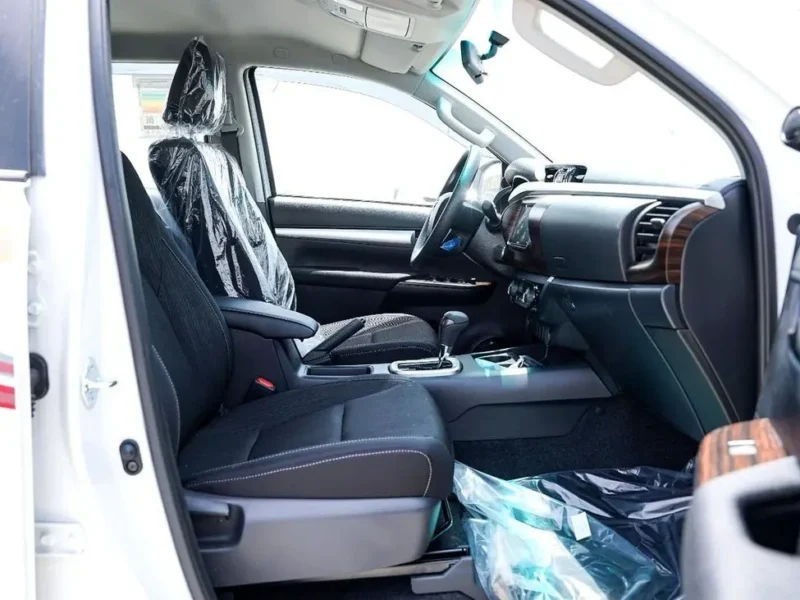 2026 Toyota Hilux SR5 Double Cab 2.7 Litres 4 Cylinders Petrol Engine White Black Pickup Truck GCC