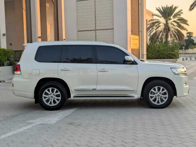 2018 Toyota Land Cruiser GXR 8 Cylinders Diesel Engine White Brown SUV Full Option GCC