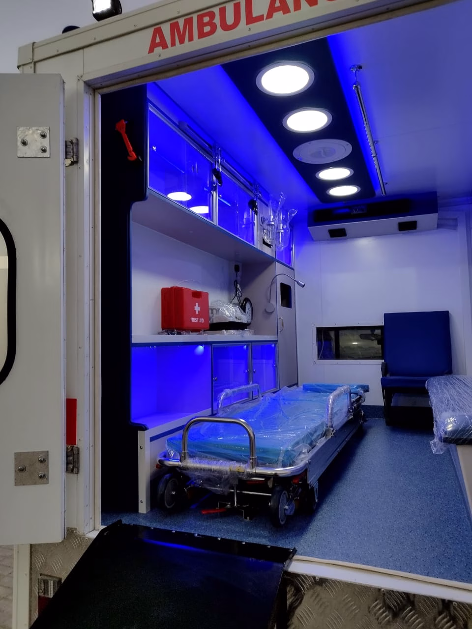 2025 Toyota Hilux Single Cabin Ambulance 2.7L 4-cylinder DOHC, Dual VVT-i White Grey