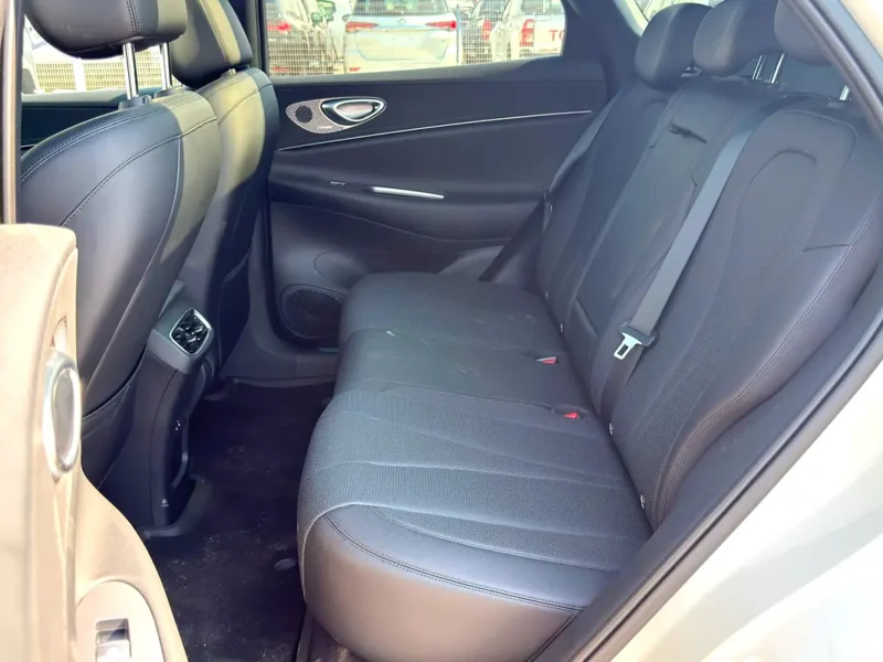 2025 BYD Sealion 6 Premium 1.5 Litres 4 Cylinders Plug-in Hybrid Engine White Black SUV