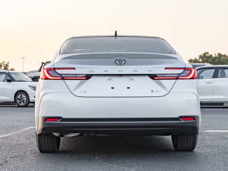 2026 Toyota Camry LE 2.5L Inline-4 Hybrid with Atkinson Cycle White Beige Sedan GCC Specs