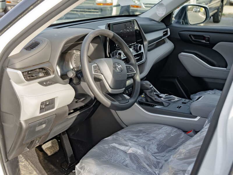 2026 Toyota Highlander LE 2.5 Litres Inline-4 Hybrid Engine White Black SUV GCC Specs