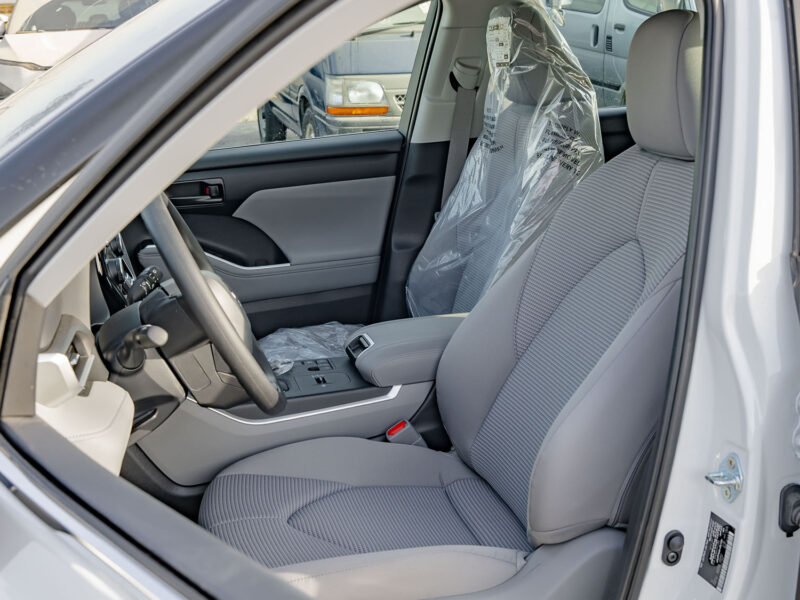 2026 Toyota Highlander LE 2.5 Litres Inline-4 Hybrid Engine White Black SUV GCC Specs