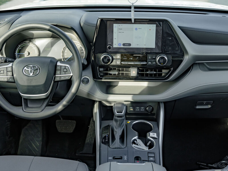 2026 Toyota Highlander LE 2.5 Litres Inline-4 Hybrid Engine White Black SUV GCC Specs