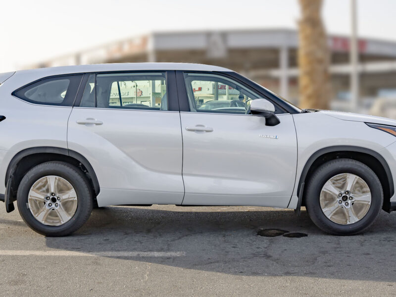 2026 Toyota Highlander LE 2.5 Litres Inline-4 Hybrid Engine White Black SUV GCC Specs