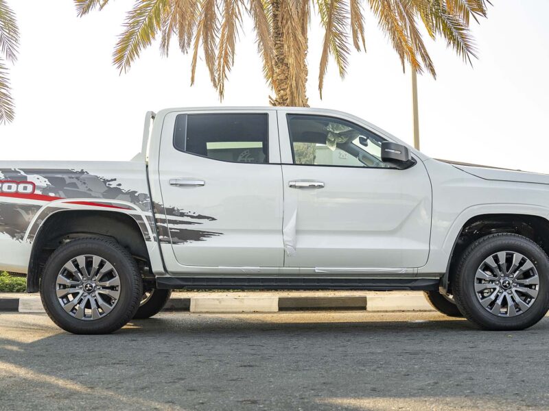 2025 Mitsubishi L200 2.4L 4-Cylinder MIVEC Petrol Engine White Black Pickup Truck GCC Specs